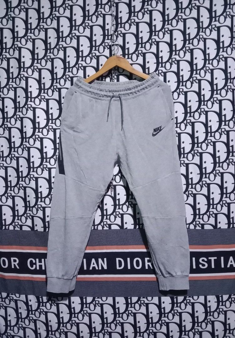NIKE TECH FLEECE (Category: Joggers) located in San Rafael. Submitted by temyongthriftv2 (Listing ID 1456099659, Image 3). Description: N I K E tech fleece Excellent condition Makinis, mabago Need wash lang W: 30-32 L: 36.5.