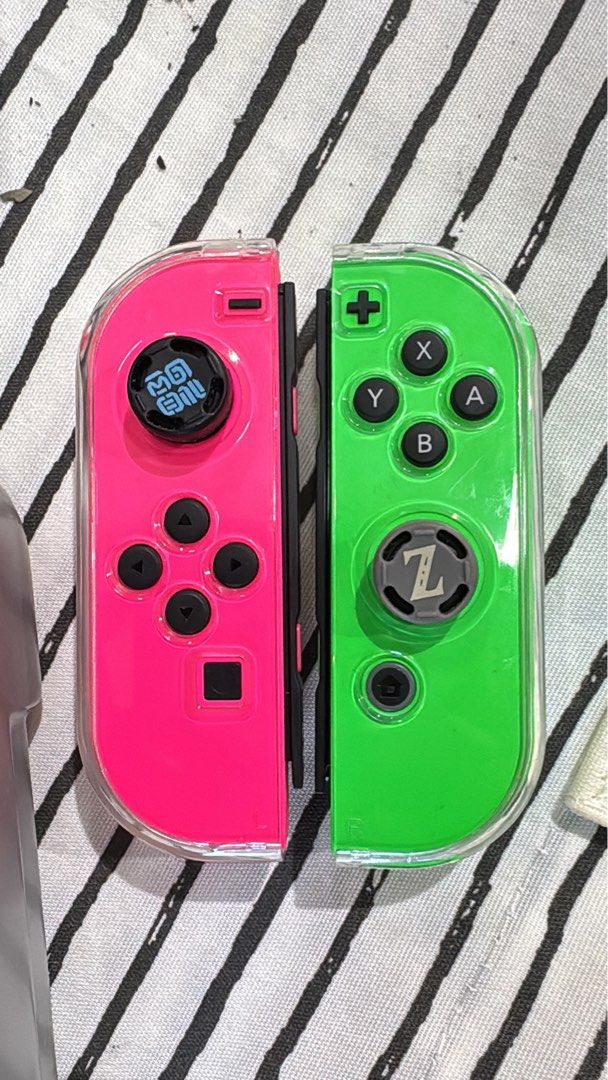 Nintendo Switch Controller Bundle (Category: Controllers) located in Singapore. Submitted by beamspace.com (Listing ID 1456197283, Image 3). Description: Letting go of a Nintendo Switch controller/accessories bundle in good condition. 🎮 Bundle includes: • Nintendo Switch Pro Controller – Splatoon 2 Edition • Nintendo Switch Joy-Con (L) Neon Green + (R) Neon Pink • Joy-Con straps × 3 • Nintendo Switch Joy-Con grip • USB/HDMI cables • Nintendo Swi