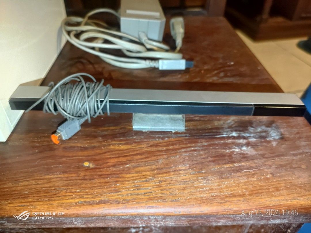 Nintendo wii sensor bar original stand (Category: Monitor Screens) located in Las Pinas. Submitted by choochiee (Listing ID 1456099051, Image 1). Description: stand ng sensor bar ng nintendo wii..~200 original pag kasama ung sensor bar ~ 400.