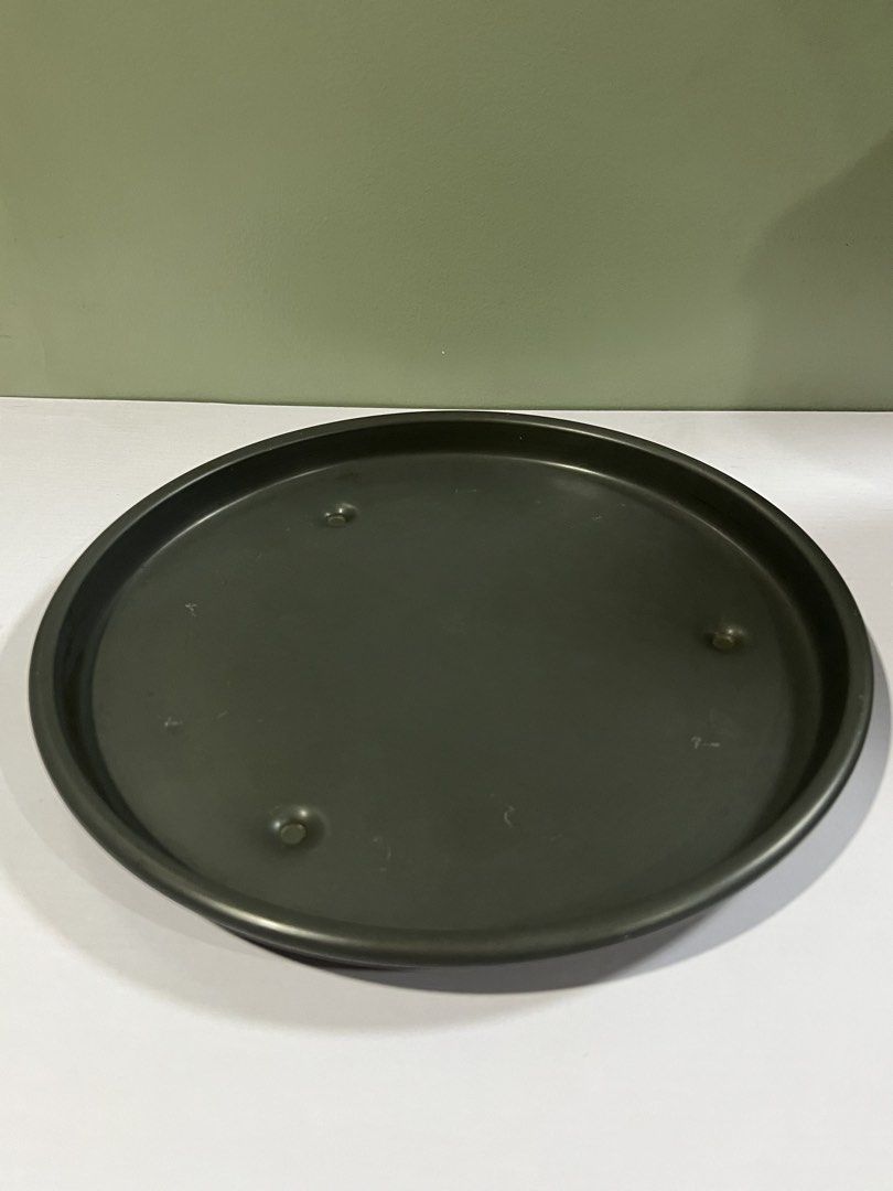 Nonstick Stackable Pizza Pans 10” and 9” (Heavy Duty) (Category: Other Kitchenware & Tableware) located in Quezon City. Submitted by chloe_declutter (Listing ID 1456064873, Image 2). Description: 9”- 5pcs 10”- 7pcs Heavy duty thick Stackable.