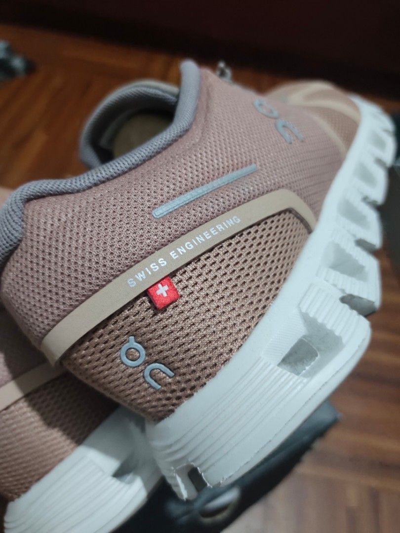 On Cloud 5 "Swiss Engineering" Running Shoes (Category: Sneakers) located in Manila. Submitted by jjjjjzon (Listing ID 1456082105, Image 3). Description: - On Cloud running shoes - Lovely taupe color - Signature CloudTec sole for ultimate comfort - "Swiss Engineering" detail on the side - Ideal for everyday wear or your next run wrong size padala lng from US color rose gold wlng box sinukat lng on cloud 5.