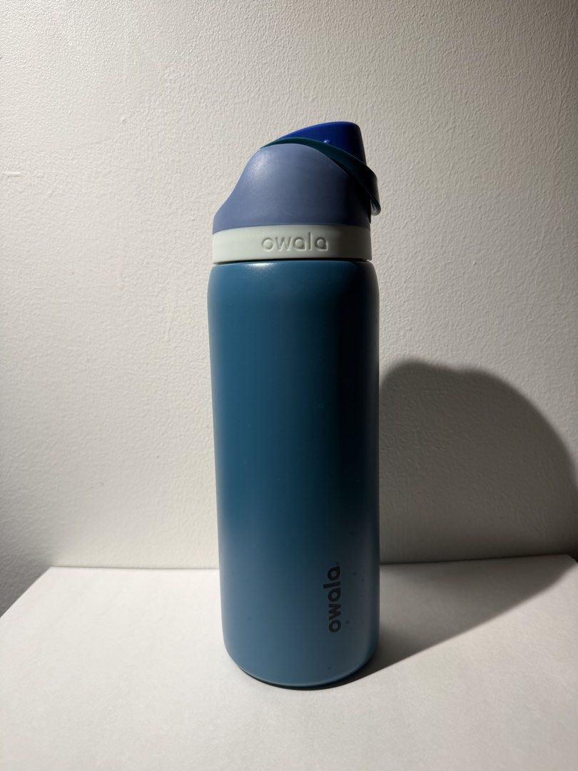 Owala FreeSip Water Bottle - Solid Blue (Category: Water Bottles & Tumblers) located in Manila. Submitted by rlvriel (Listing ID 1456179945, Image 2). Description: Owala Water Bottle with Blue Design - Unused - RFS: Found another design I like more.