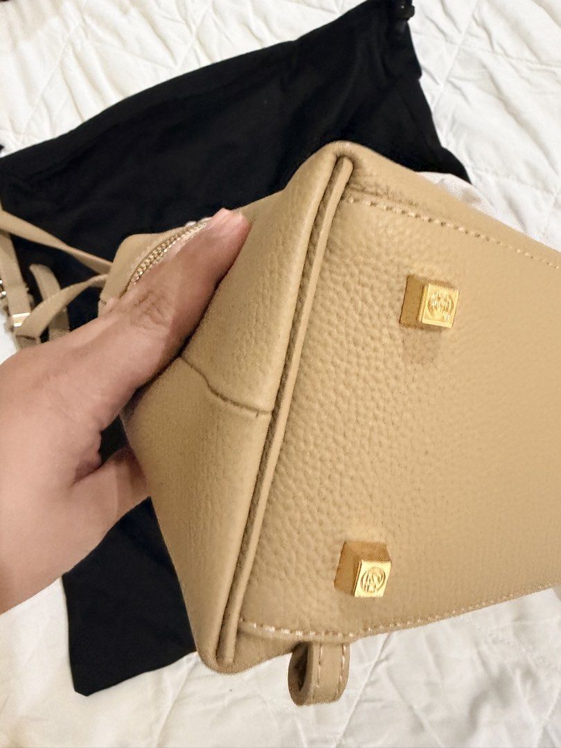 Par Leather: Dani Bag (Category: Cross-body Bags) located in Cagayan de Oro. Submitted by teeea89 (Listing ID 1456066938, Image 2). Description: Impulsive buyer here. Used only for less than a month - Beige leather crossbody bag - Gold hardware details (zippers, strap buckle) - Pebbled leather texture - Adjustable strap for comfort - Comes with a dust bag - Ideal for everyday use.