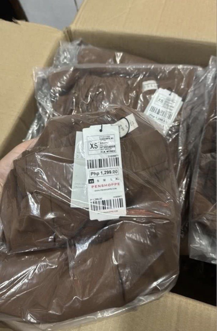 Penshoppe Wide Leg Pants - Brown (Category: Other Bottoms) located in Cabanatuan. Submitted by lovedoptions (Listing ID 1456169982, Image 2). Description: - Brand: Penshoppe - Brandnew with tag XS on tag fits 24-28 via tape measure actual yung suot ni julia sa photo Dark brown Rfs: doesn’t fit me - Features: High-waisted, pleated, flowy fit - Condition: Brand new with original tag attached - Original Price: Php 1,299.00.
