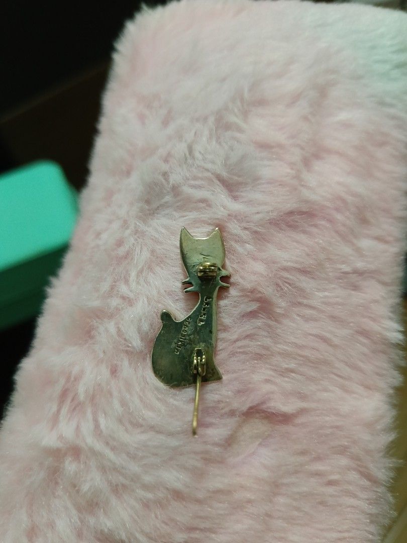 Pin (Category: Charms) located in Singapore. Submitted by livedog_7bdbb1 (Listing ID 1456054591, Image 3). Description: - Adorable cat-shaped pin - Sleek, modern design with a vintage feel - Made of shiny metal (likely silver-tone) - Adds a unique touch to clothing, bags, or accessories - Ideal for cat enthusiasts and collectors.