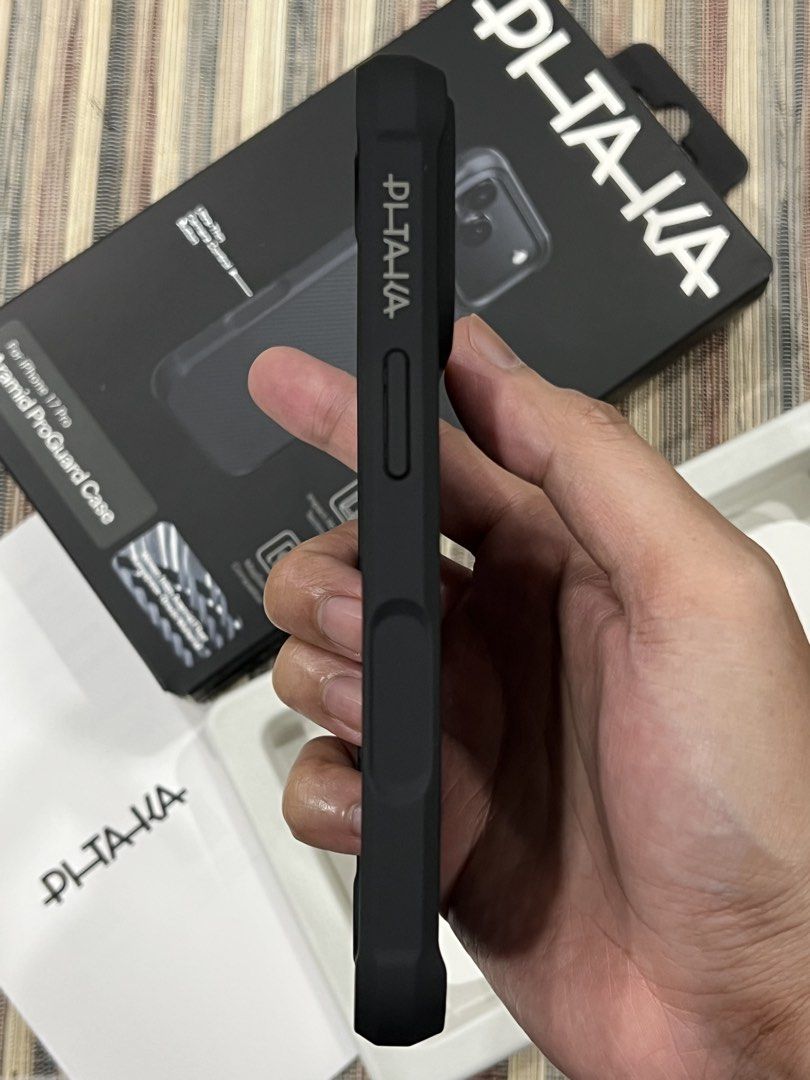 PITAKA ProGuard Case Aramid iPhone 17 Pro (Category: Cases & Sleeves) located in Makati City. Submitted by omancera (Listing ID 1456082933, Image 3). Description: PITAKA ProGuard Case Aramid iPhone 17 Pro Original and Brand New Never fitted nor used Selling it for only 2.8k SRP is 4k+ Makati Area Pick Up *Opened for photo taking only .