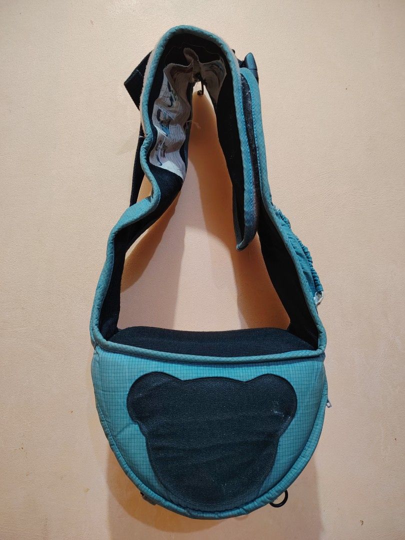 Pognae hip seat (Category: Carriers & Slings) located in Taguig. Submitted by mackz13triftshop (Listing ID 1456227167, Image 1). Description: POGNAE HIP SEAT ➡️teal/blue ➡️grid pattern fabric ➡️durable zipper and adjustable strap ➡️light weight padded fabric ➡️ISSUE->the instructional level is frayed with loose threads--edges unraveling,stitching coming undone(see the last pic) but the carrier itself is intact ➡️ideal for daily errands ➡️payment 