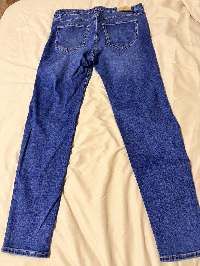 Pull & Bear skinny jeans (Category: Jeans) located in Quezon City. Submitted by bloompicks (Listing ID 1456148238, Image 2). Description: Used once. Like new. No issues. W:17 (stretchy up to 20.5 inches) L:40 Has a bit of stretch.