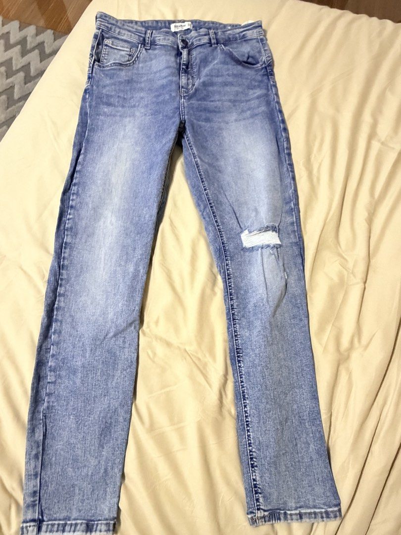 Pull & Bear skinny left leg tattered design (Category: Jeans) located in Quezon City. Submitted by bloompicks (Listing ID 1456158055, Image 1). Description: Used less than 5x Like new. No issues W: 16-20 L: 39.5 Stretch around.
