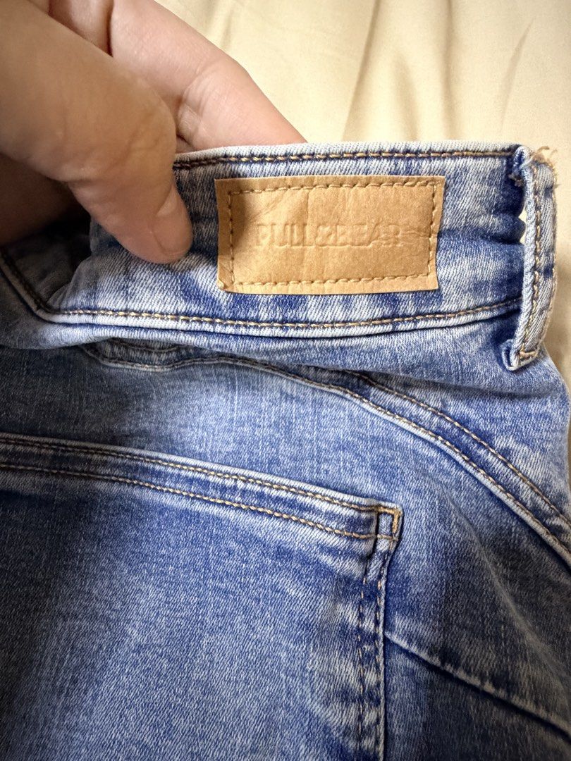 Pull & Bear skinny left leg tattered design (Category: Jeans) located in Quezon City. Submitted by bloompicks (Listing ID 1456158055, Image 3). Description: Used less than 5x Like new. No issues W: 16-20 L: 39.5 Stretch around.
