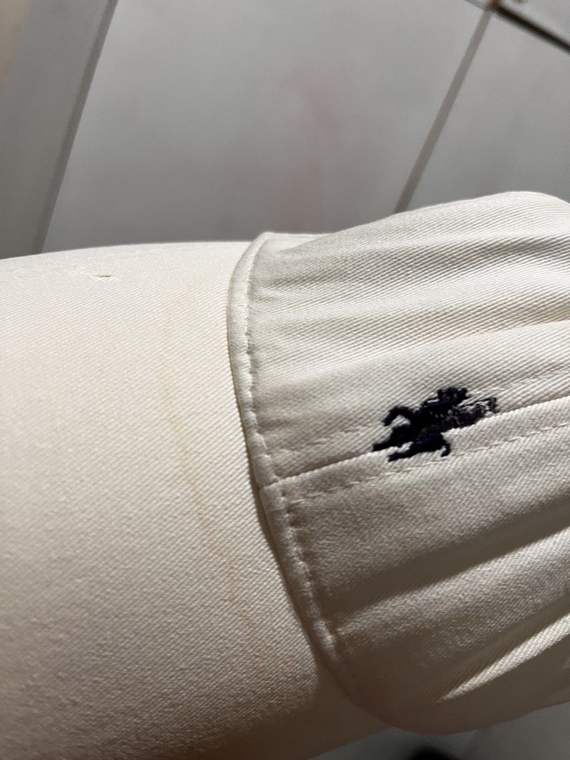 Rafa Club White Baseball Cap with Embroidered Logo (Category: Caps & Hats) located in Buenavista. Submitted by ian14215 (Listing ID 1456076939, Image 2). Description: - White baseball cap from Rafa Club - Features a navy blue embroidered logo on the front - Adjustable strap with metal buckle at the back - Note: Some faint marks on the brim (please check photos) - Perfect for casual everyday wear.