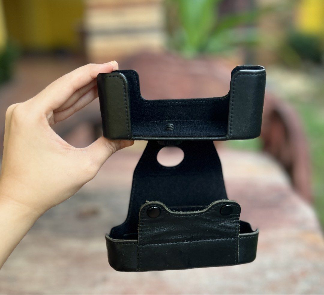 Rare & authentic Contax TVS III Semi Hard Case (Category: Camera Bags & Carriers) located in Santa Rosa. Submitted by shairaleigh (Listing ID 1456169992, Image 3). Description: Hi! I’m selling my authentic Contax TVS III semi-hard case (CC-77) for 5,899 pesos or best offer. This case is pretty hard to find and I had to buy it overseas. It’s in excellent condition. No holes, tears or damage of any kind. You can attach your preferred strap to the c