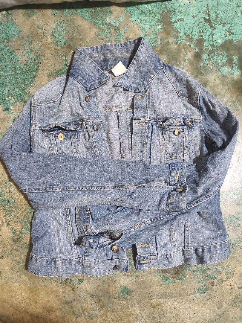 SMALL TO MEDIUM H&M Denim Jacket, ZARA Sweater & Blouse Bundle (Category: Coats, Jackets and Outerwear) located in Valenzuela. Submitted by peanutsonlineshop (Listing ID 1456108396, Image 2). Description: - Bundle includes: - Light wash H&M denim jacket (Size 12) FOR SMALL TO M - Cream ZARA knit sweater (Size L) RUNS SMALL TO MEDIUM - White ZARA blouse with blue embroidered collar (Size L) RUNS SMALL TO MEDIUM - Perfect for creating versatile out