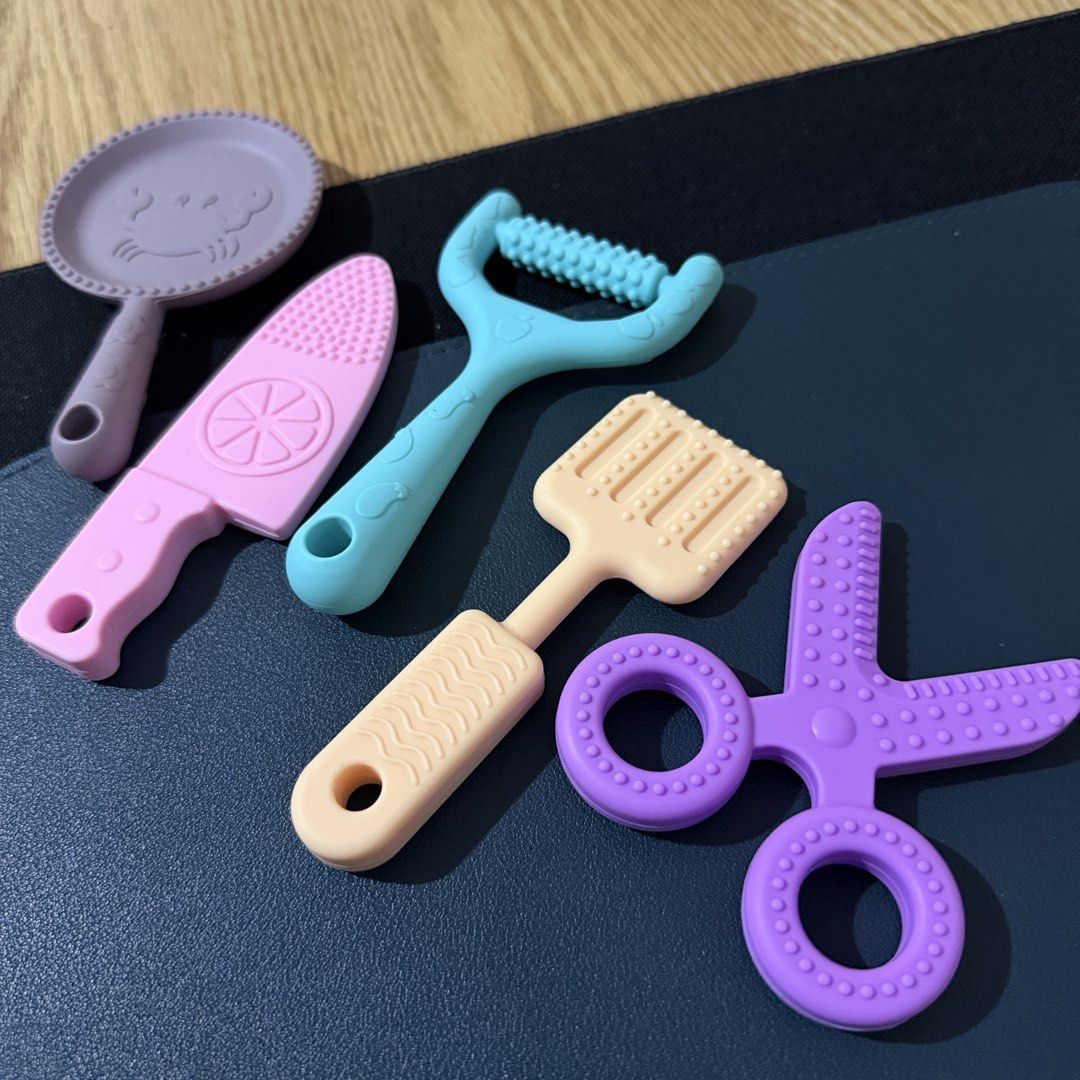 (Set of 5) Hoshi Baby Silicone Kitchen Tools Teethers (Category: Infant Playtime) located in Navotas City. Submitted by rahrahsevlau (Listing ID 1456158587, Image 2). Description: - Set of 5 fun silicone kitchen tool shaped teethers - Includes: frying pan, knife, peeler, spatula, and scissors - BPA-free and safe for babies - Suitable for babies 6 months and up - Provides relief for teething gums - Encourages sensory play and exploration Note: Cas
