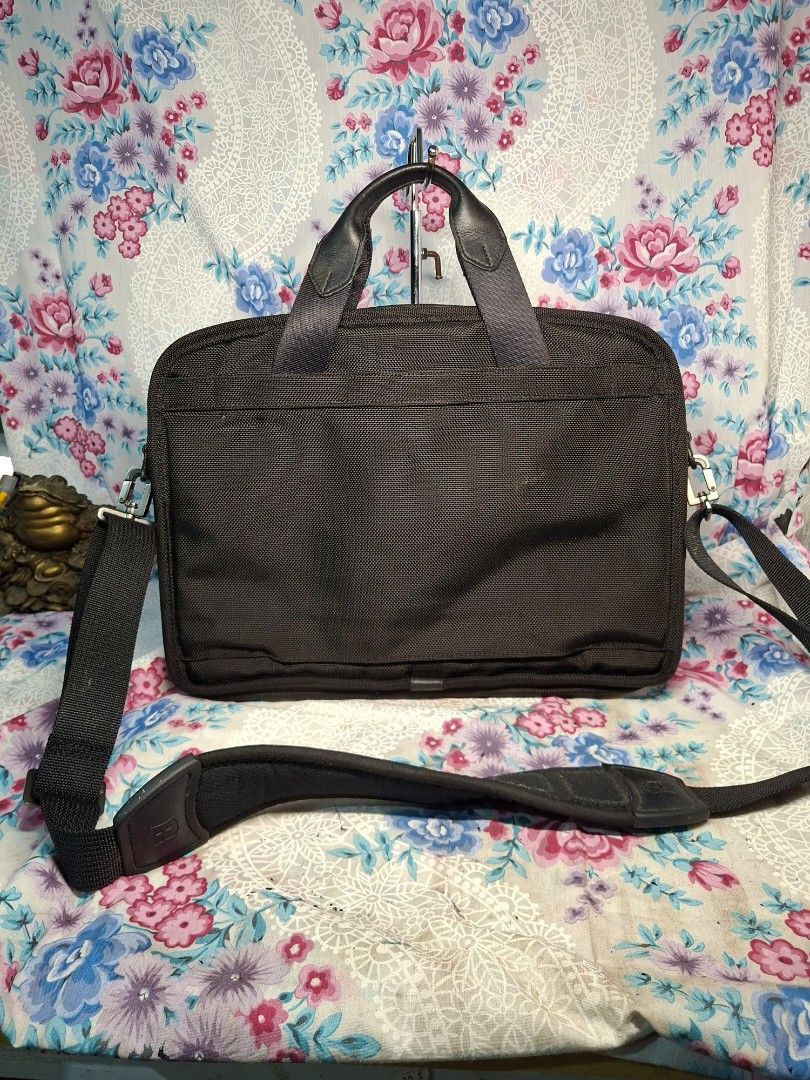 TUMI LAPTOP BRIEDCASE BAG (Category: Briefcases) located in General Mariano Alvarez. Submitted by adonid (Listing ID 1456148545, Image 2). Description: GOOD CONDITION ORIGINAL TUMI LAPTOP BRIEFCASE BAG NORMAL SIGN OF USAGE ONLY.