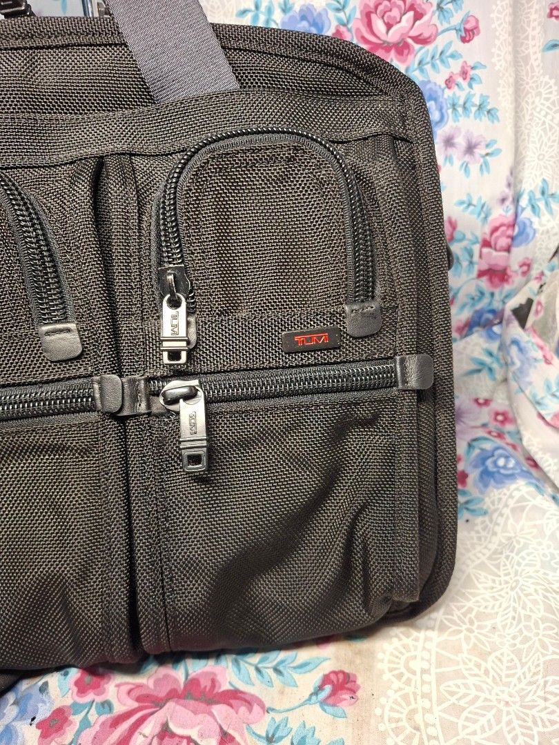 TUMI LAPTOP BRIEDCASE BAG (Category: Briefcases) located in General Mariano Alvarez. Submitted by adonid (Listing ID 1456148545, Image 3). Description: GOOD CONDITION ORIGINAL TUMI LAPTOP BRIEFCASE BAG NORMAL SIGN OF USAGE ONLY.