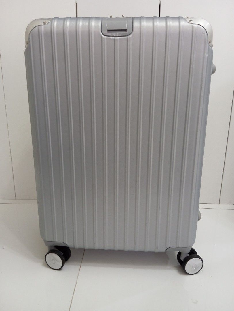 URBAN Silver Spinner Luggage (Category: Luggage) located in Quezon City. Submitted by babybubots (Listing ID 1456068714, Image 1). Description: - Sleek silver luggage from URBAN - Durable ribbed exterior for added protection. - Effortless maneuverability with four spinner wheels - Interior features multiple compartments and securing straps for organized packing. - Built-in TSA lock for secure and convenient travel. - Ideal for all your travel adv