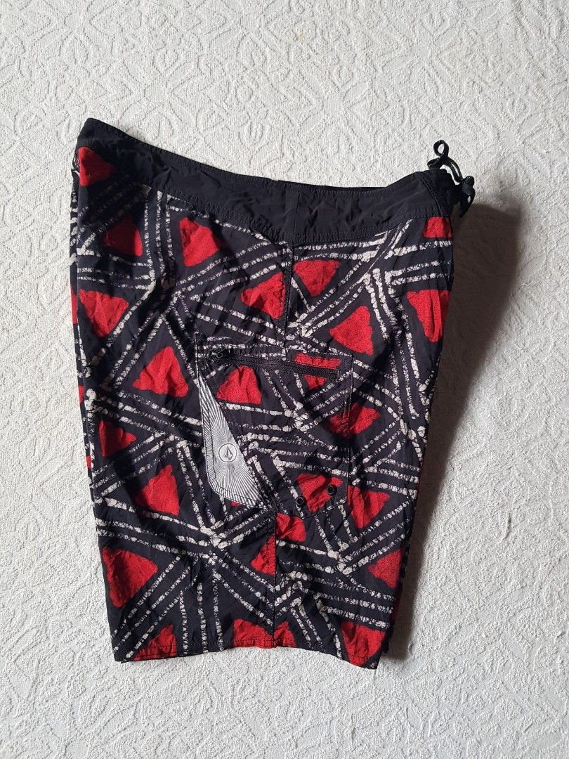 Volcom board short (Category: Swim Trunks & Board Shorts) located in Santo Domingo. Submitted by jcobedoza213916 (Listing ID 1456074127, Image 2). Description: volcom board short men's waistline 34 lenght 20 1pc pocket with zipper excellent condition color rate 9.8/10 goods as a new no issue.