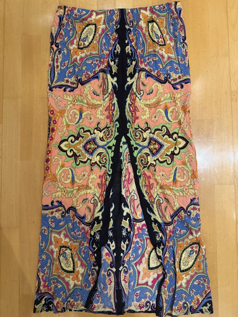 Warehouse maxi skirt (Category: Skirts) located in Makati City. Submitted by nmvs1 (Listing ID 1456151470, Image 1). Description: Warehouse UK brand Maxi skirt with front slit Garter waist super nice print Uk 12 Large Worn twice excellent cond.
