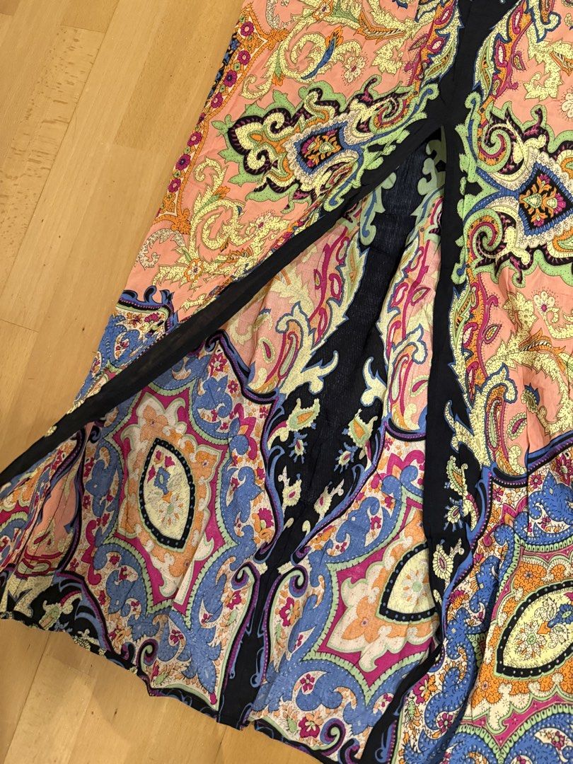 Warehouse maxi skirt (Category: Skirts) located in Makati City. Submitted by nmvs1 (Listing ID 1456151470, Image 2). Description: Warehouse UK brand Maxi skirt with front slit Garter waist super nice print Uk 12 Large Worn twice excellent cond.