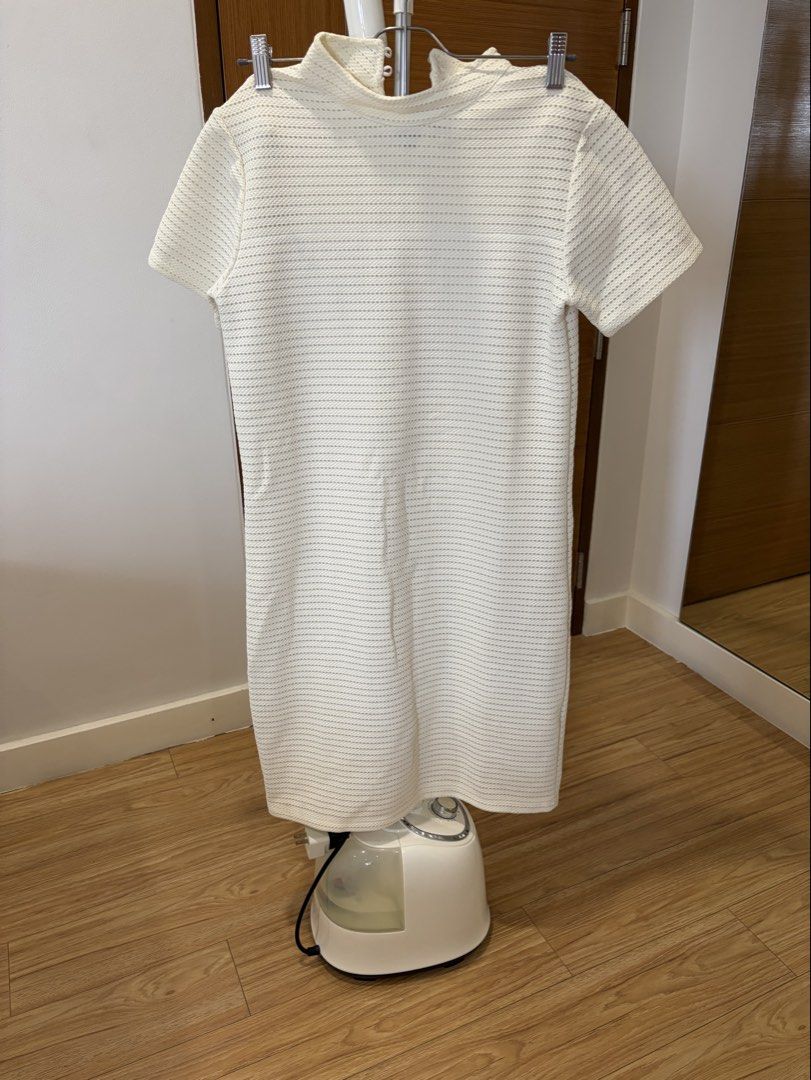 White Short Sleeves Midi Dress (Category: Dresses) located in Quezon City. Submitted by ciyellow (Listing ID 1456108629, Image 1). Description: White perforated fabric Short Sleeves Collar Neck Midi Dress.