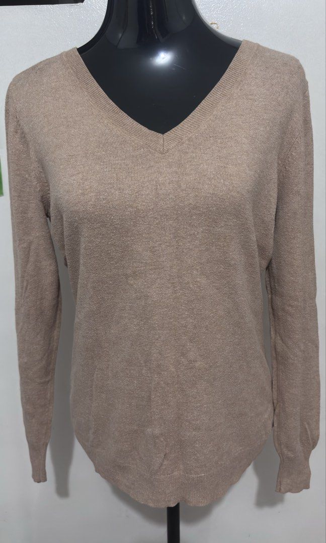 WOMEN LONGSLEEVE BLOUSE (Category: Longsleeves) located in Pasig City. Submitted by Atv26 (Listing ID 1456108393, Image 2). Description: WOMEN LONGSLEEVE IN GOOD CONDITION PA SIYA. MAY FLAWS MAY BUTAS PERO TINAHI NA SEE PHOTOS. SIZE: BUST WIDHT 20 INCHES LENGTH 24 INCHES COLOR RATE: 9/10 .