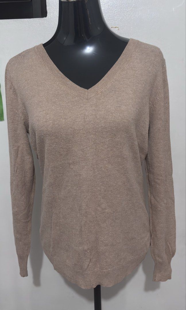 WOMEN LONGSLEEVE BLOUSE (Category: Longsleeves) located in Pasig City. Submitted by Atv26 (Listing ID 1456108393, Image 3). Description: WOMEN LONGSLEEVE IN GOOD CONDITION PA SIYA. MAY FLAWS MAY BUTAS PERO TINAHI NA SEE PHOTOS. SIZE: BUST WIDHT 20 INCHES LENGTH 24 INCHES COLOR RATE: 9/10 .