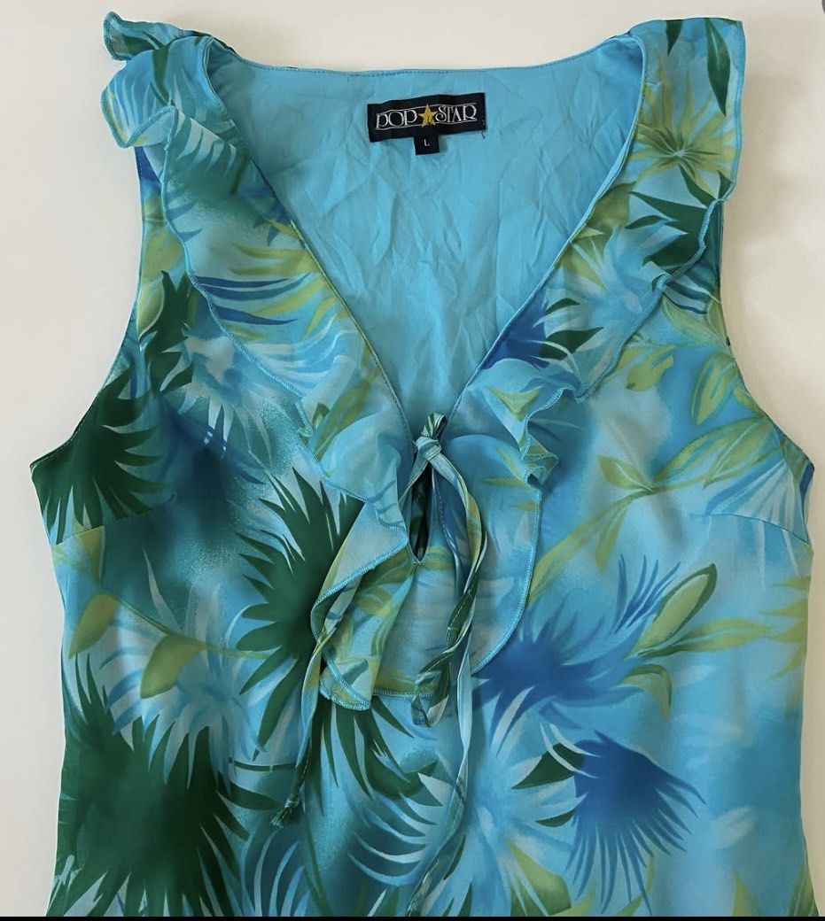 Vintage Y2K tropical blouse (Category: Sleeveless) located in Bacolod City. Submitted by declutter___byB (Listing ID 1456185604, Image 2). Description: super cute. one of my fav tops.🌴 Fits S-M rfs: need funds.