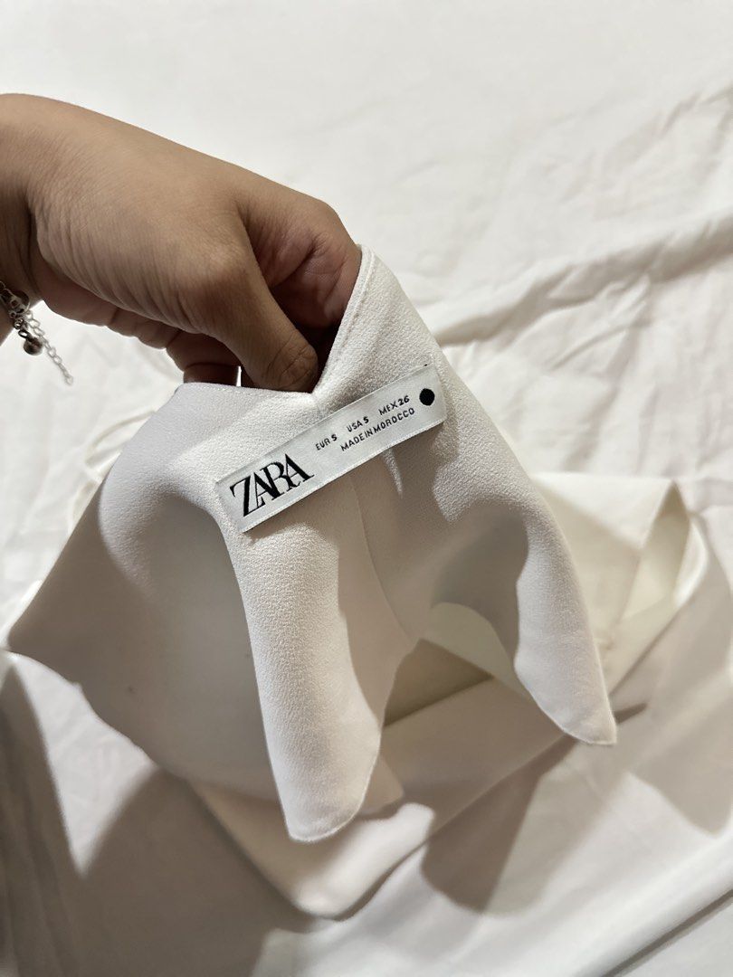 Zara White Cowl Neck Spaghetti Strap Crop Top (Category: Sleeveless) located in Quezon City. Submitted by aleezy (Listing ID 1456101669, Image 2). Description: - Zara white crop top - Size: S - Design: Cowl neck, spaghetti straps - Important: Sold as is, please check pictures carefully before buying..