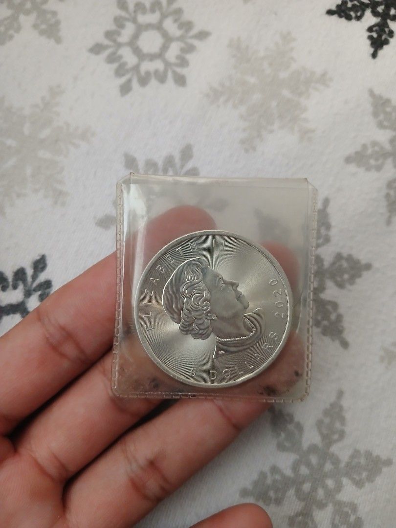 2020 Canada 1 oz Fine Silver Maple Leaf Coin (Category: Currency) located in Manila. Submitted by mobilelegendsmythic (Listing ID 1456243982, Image 1). Description: - 2020 Canadian Maple Leaf Silver Coin - 1 oz of pure silver - 99.99% purity - Comes in a protective plastic sleeve - Ideal for coin collectors and silver investors Meet up.