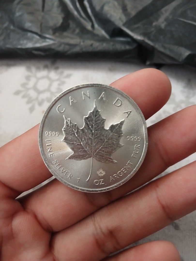 2020 Canada 1 oz Fine Silver Maple Leaf Coin (Category: Currency) located in Manila. Submitted by mobilelegendsmythic (Listing ID 1456243982, Image 2). Description: - 2020 Canadian Maple Leaf Silver Coin - 1 oz of pure silver - 99.99% purity - Comes in a protective plastic sleeve - Ideal for coin collectors and silver investors Meet up.