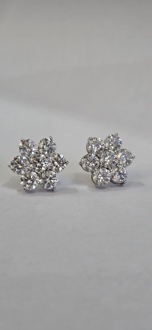 💎 IGI Lab-grown Round Brilliant Cluster Stud Earring 💎 (Category: Earrings) located in Manila. Submitted by dmnd.pr (Listing ID 1456398588, Image 2). Description: 💎 IGI Laboratory Grown Diamond 💎 Description: ✅️ 0.50 carat each (18 pcs) ✅️ 18K White Gold ✅️ Round Brilliant cut ✅️ Color D ✅️ VVS 2 ✅️ Packed and Ready 🎁 ✅️ With three-month store warranty Payment Terms: 💵 Cash 💳 Credit Card 📝 Cheque Delivery: 🚚 LBC 🛵 LalaMove 🚗 Store-led 