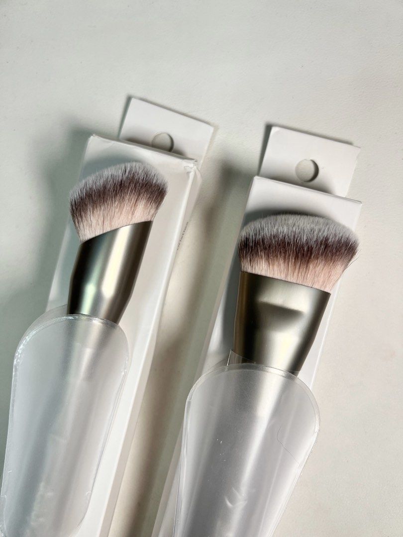 Absidy Soft Makeup Brush (Category: Makeup) located in Valenzuela. Submitted by elicxxe (Listing ID 1456326507, Image 3). Description: for sale! brand new, 100% authentic from Absidy Beauty! no tusok feels for me Absidy brushes, these are just my extras! Dense sculpting brush - 299 Foundation buffing - SOLD LAST PRICE POSTED ‼️ 💸 Prices are FIXED. ❌ No last price or discounts for take all 📍Gen.T Valenzuela City 🚚 Lalamove | Tikt0k C0 MOP: Gcas