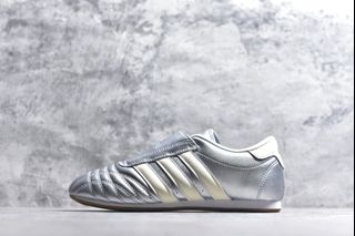 (Category: ) located in . Submitted by Outlet.Sneakers (Listing ID 1456241508, Image 1). Description: .