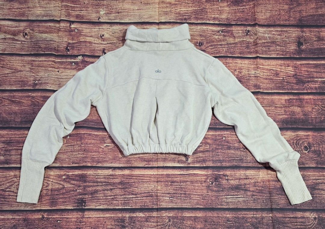 Alo Yoga Mockneck Cropped Pullover (Category: Activewear) located in La Trinidad. Submitted by outfitt (Listing ID 1456368236, Image 3). Description: size medium cropped length ❌️ NO to LOW ballers.PLEASE.