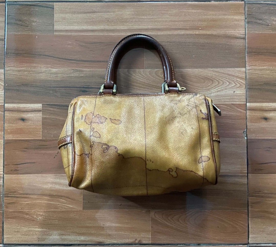 ALVIERO MARTINI BOSTON MINI (Category: Luxury Bags & Wallets) located in Nabua. Submitted by supermix5119 (Listing ID 1456237517, Image 2). Description: ALVIERO MARTINI BOSTON MINI Legit Very Good Condition 2000+Sf.