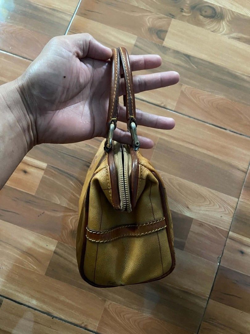 ALVIERO MARTINI BOSTON MINI (Category: Luxury Bags & Wallets) located in Nabua. Submitted by supermix5119 (Listing ID 1456237517, Image 3). Description: ALVIERO MARTINI BOSTON MINI Legit Very Good Condition 2000+Sf.