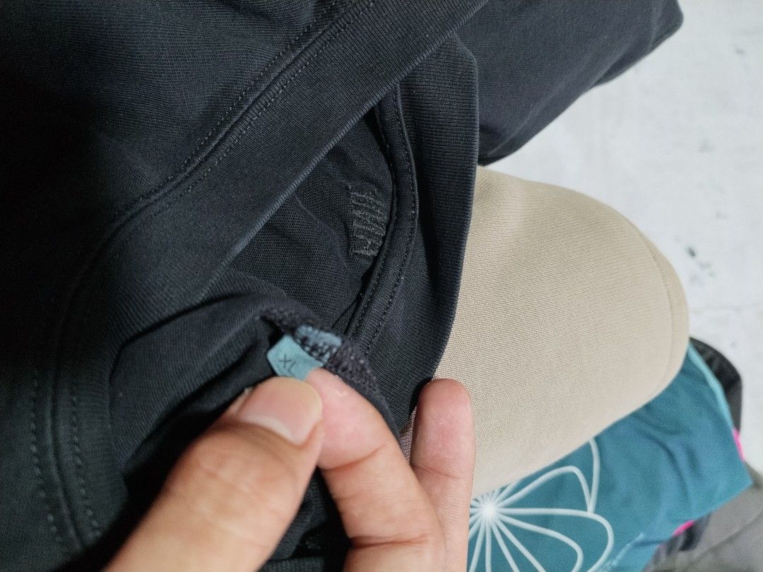 AMI BLACK LOGO (Category: Luxury Apparel) located in Tarlac. Submitted by zain-zaniyah (Listing ID 1456279265, Image 3). Description: ISSUE PINHOLE.