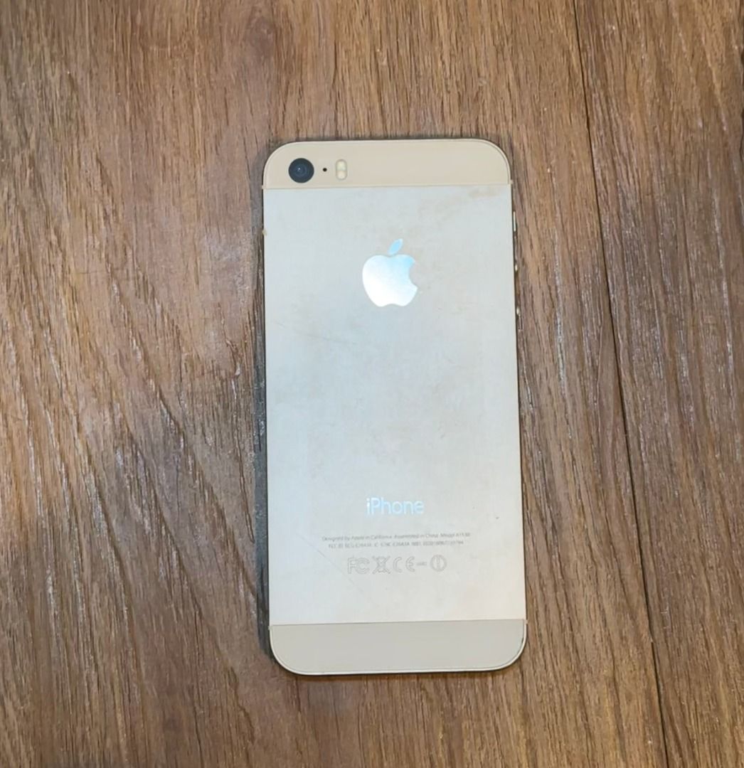 Apple iPhone 5s - White (Category: iPhone 6 Series) located in Mandaluyong City. Submitted by loveesnupi (Listing ID 1456324427, Image 1). Description: Inclusions: Charger, headphones, phonse case !! For digicam use ONLY !!.