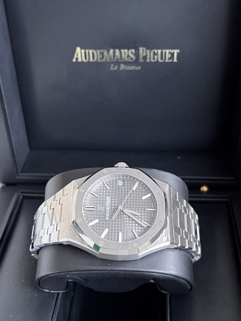 Audemars Piguet 15500ST (Category: Luxury Watches) located in San Juan City. Submitted by wyflvr (Listing ID 1456409389, Image 2). Description: Is this your flavor? ⌚️ Audemars Piguet Royal Oak 15500ST 🩶 A true modern classic. 2021 production • Gray Dial • Mint Condition • Complete Set Iconic Royal Oak design, clean proportions, and that unmistakable AP presence. 41mm Stainless Steel Case Gray “Grande Tapisserie” Dial Calibre 4302 Automatic Move
