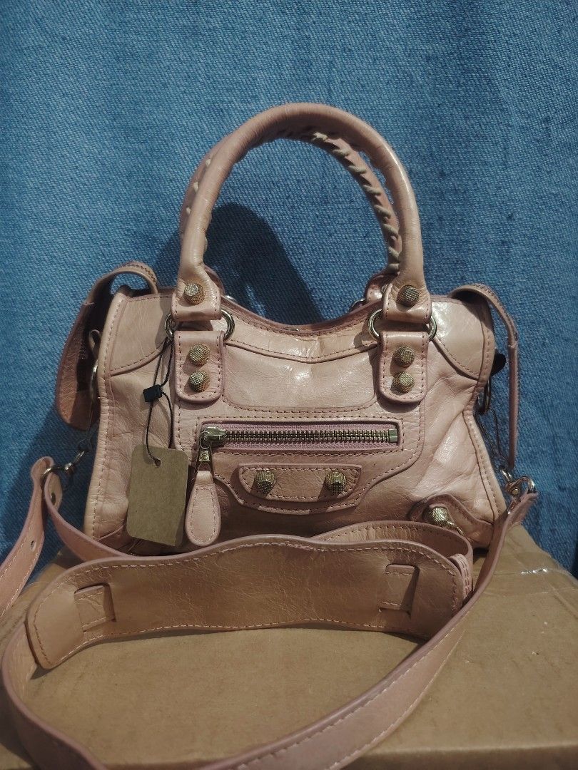Balenciaga mini (Category: Luxury Bags & Wallets) located in Manila. Submitted by del96 (Listing ID 1456360421, Image 1). Description: .
