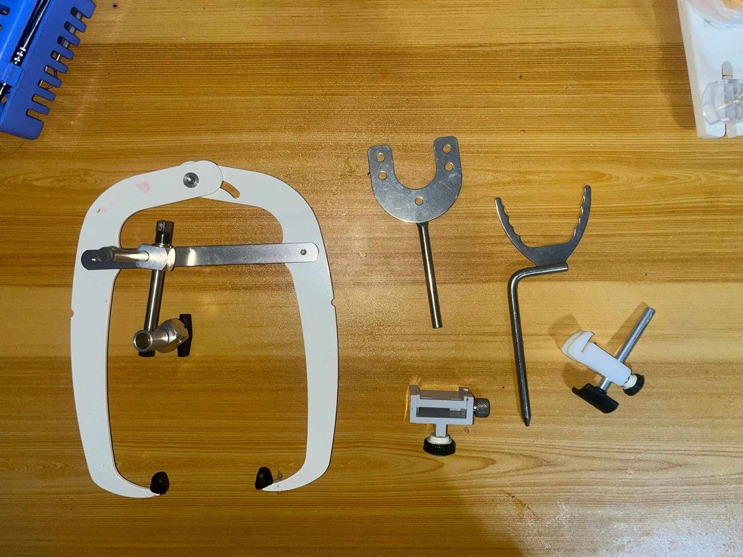 “Best” Dental semi-adjustable articulator (Category: Medical Supplies & Tools) located in Cortes. Submitted by kuuukooh (Listing ID 1456414975, Image 2). Description: .