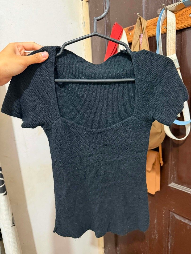Black Square Neck Ribbed Knit Top (Category: Sleeveless) located in Calamba. Submitted by gcmb012 (Listing ID 1456319670, Image 1). Description: - Fits Xs-s - Black ribbed knit fabric - Flattering square neckline - Comfortable short sleeves - Stretchy.