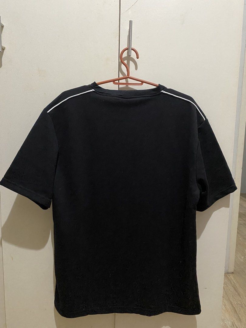 Black T-shirt with Graphic Print - Size M (Category: Tshirts & Polo Shirts ) located in Manila. Submitted by ca.finds (Listing ID 1456292575, Image 2). Description: - Size M (check measurements if needed). - Stylish white piping along the shoulders. - Plain black back.
