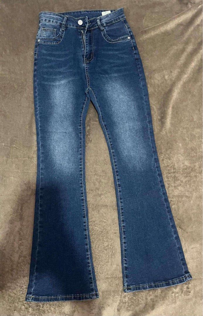Blue Flared Denim Jeans (Category: Jeans) located in Binan City. Submitted by chelsea05855 (Listing ID 1456399250, Image 1). Description: - Classic blue denim jeans - High-waisted fit - Flared leg opening - Slightly washed look - Perfect for casual wear - Easy to pair with tops and shoes - size 24-26.