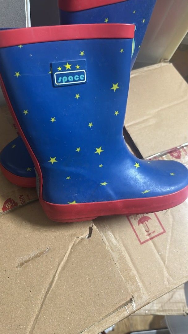 Boot (Category: Babies & Kids Fashion) located in Singapore. Submitted by quekshilin734 (Listing ID 1456311217, Image 3). Description: .