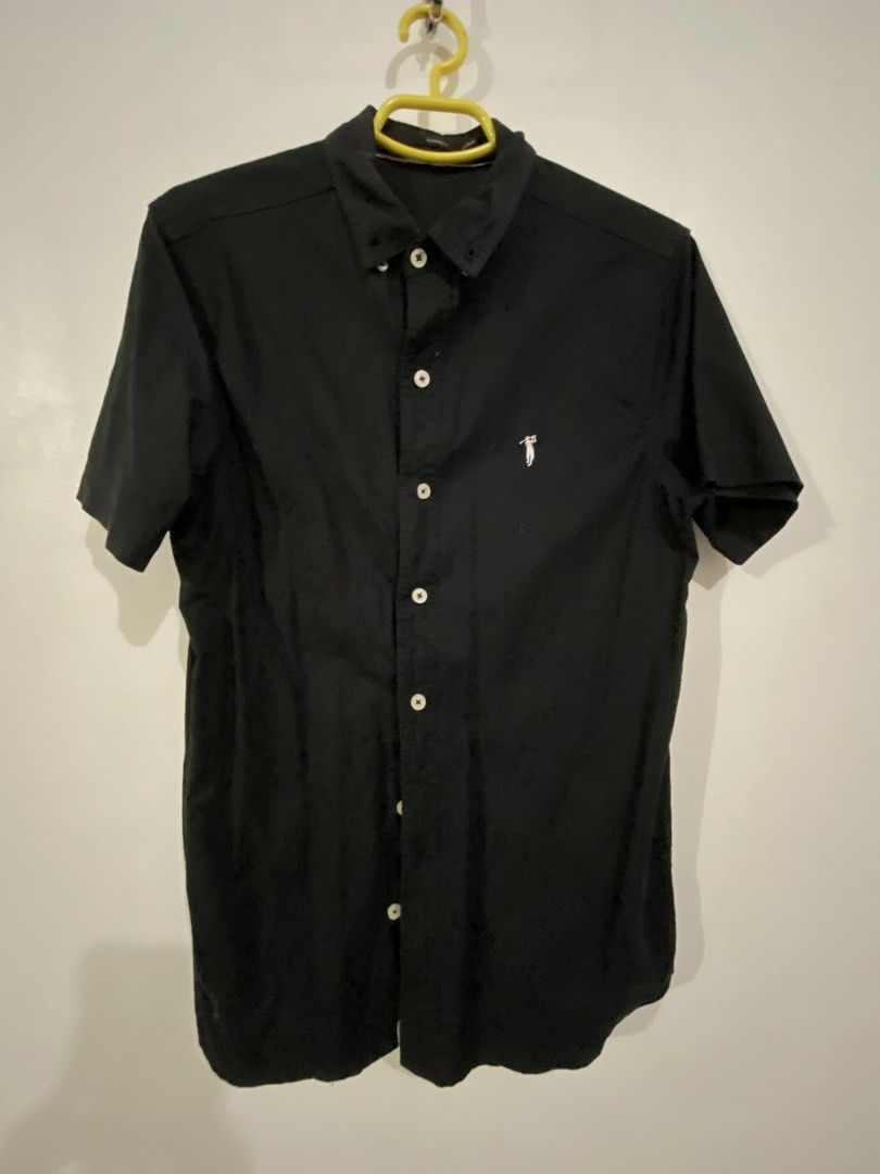 Bossini Black Short Sleeve Button Up Shirt (Category: Formal Shirts) located in Taguig. Submitted by djoseph (Listing ID 1456299668, Image 1). Description: - Brand: Bossini - Color: Black - Sleeve Length: Short Sleeve - Features: Small embroidered logo on chest, button-up front, collared - Style: Classic, versatile for casual or smart casual wear - Condition: Good.