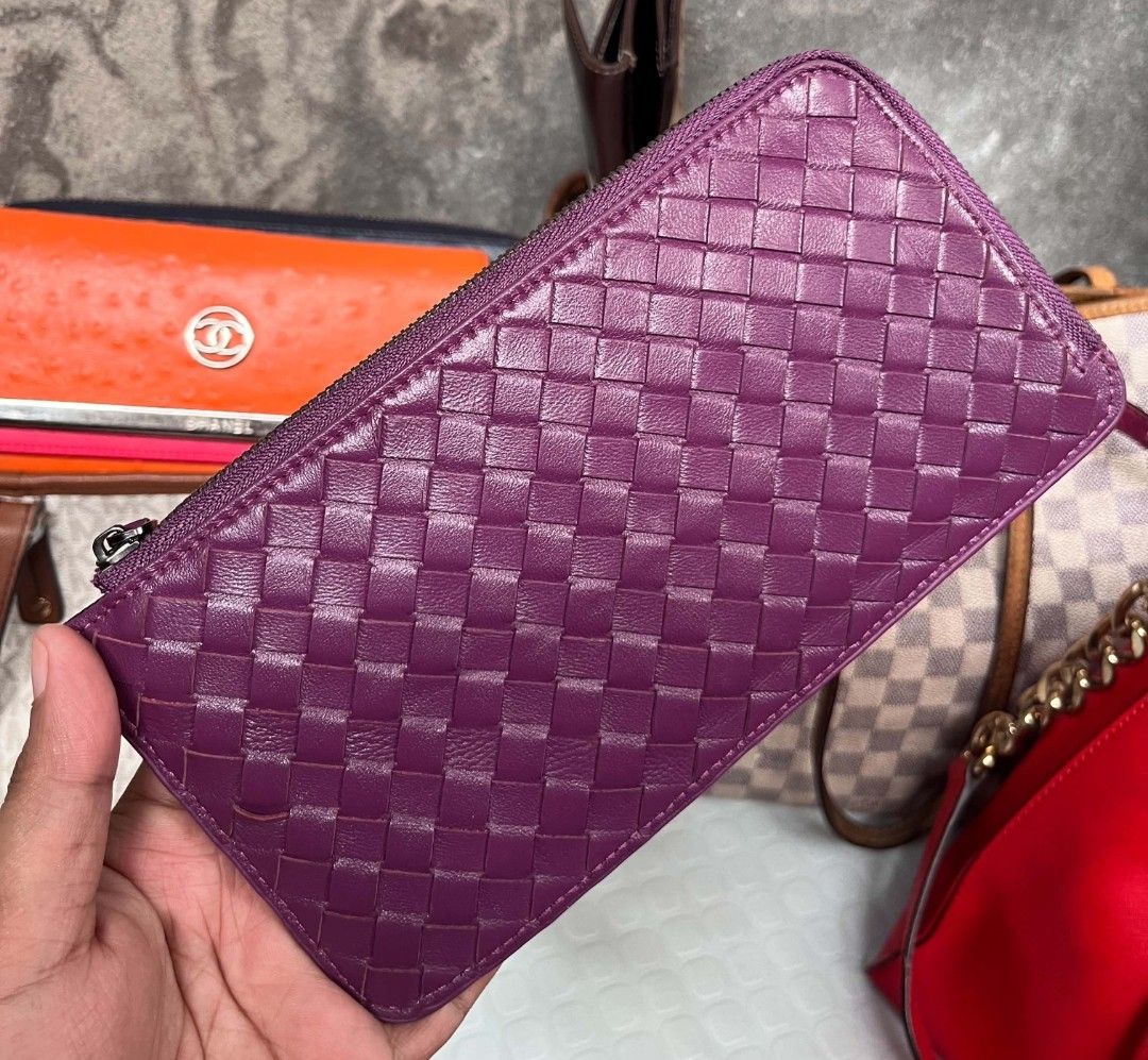 Bottega Wallet (Category: Luxury Bags & Wallets) located in Manila. Submitted by mysticforest.cc5702 (Listing ID 1456289573, Image 1). Description: Very good condition 📍.