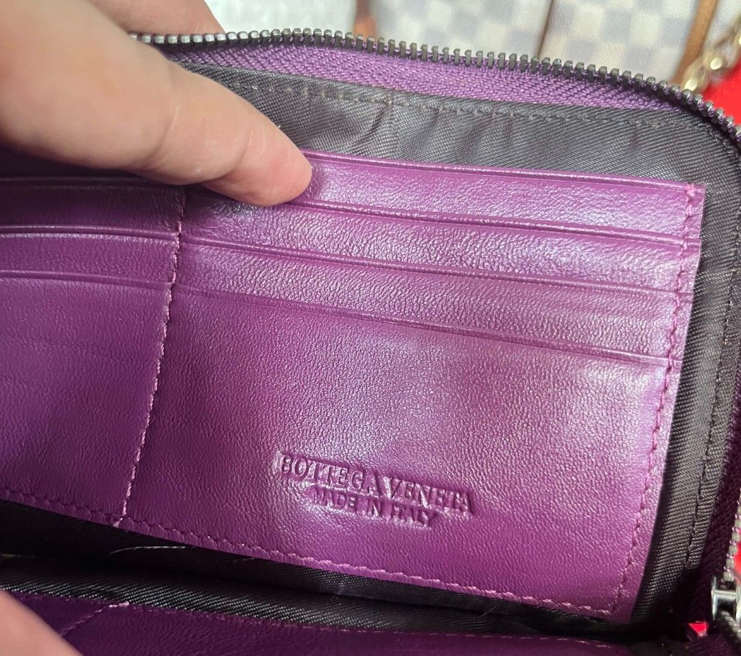 Bottega Wallet (Category: Luxury Bags & Wallets) located in Manila. Submitted by mysticforest.cc5702 (Listing ID 1456289573, Image 3). Description: Very good condition 📍.
