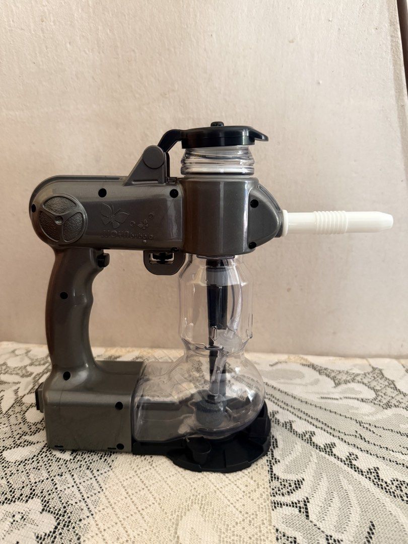 Bubbles machine (Category: Everything Else) located in Singapore. Submitted by cleverfish.e6855d (Listing ID 1456383539, Image 1). Description: RM195 For Hair salon 100% New .